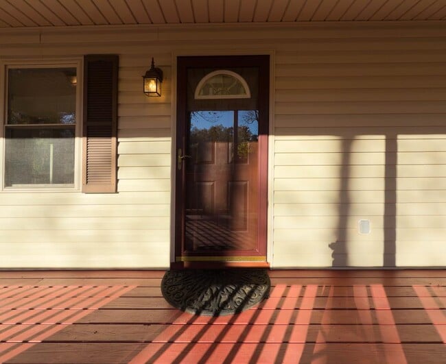 Building Photo - 450 Rhododendron Ln