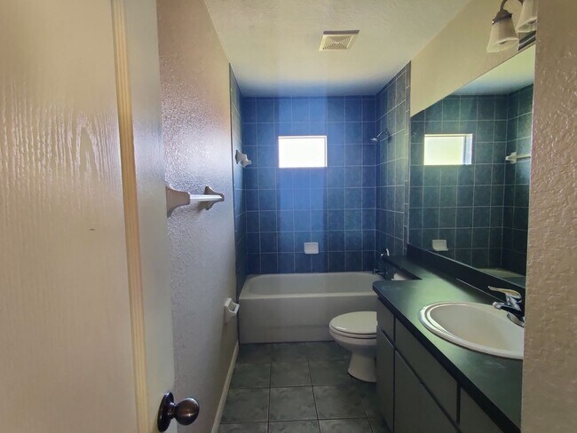 Building Photo - 3 bedroom, 2 bath rental in the Royal High...