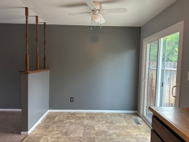 Building Photo - Rare 1 bedroom detached home with yard