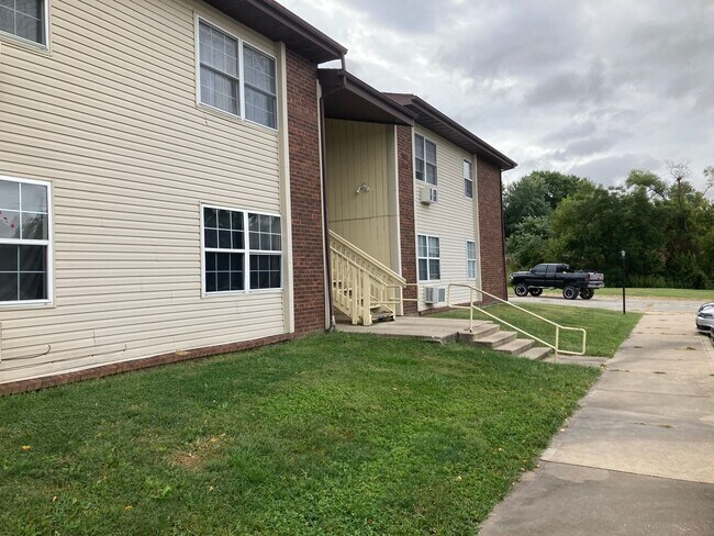 Building Photo - Remodeled 2025 Ground Level 2 Bedroom Apar...
