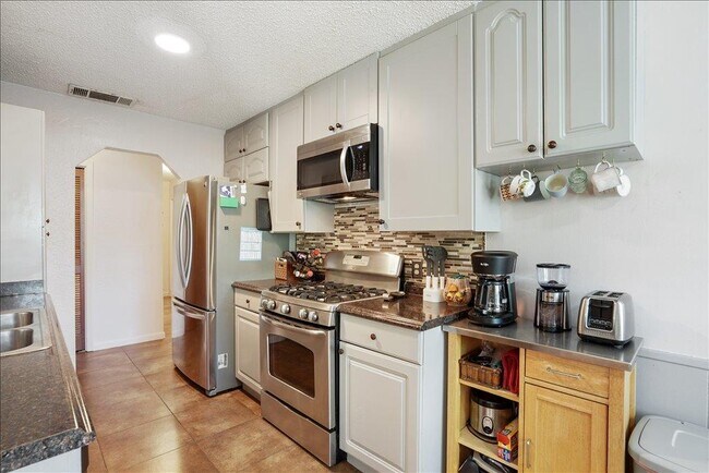 Building Photo - 4611 Cedargrove Dr
