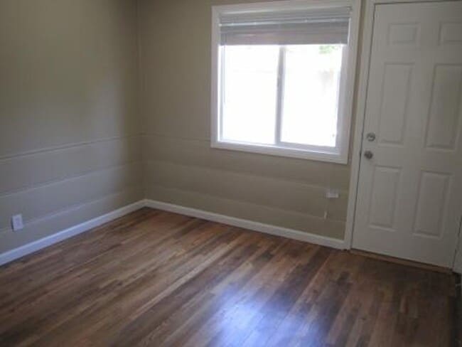 Building Photo - CHARMING 3 BEDROOM, 1 BATHROOM HOME IN DOW...