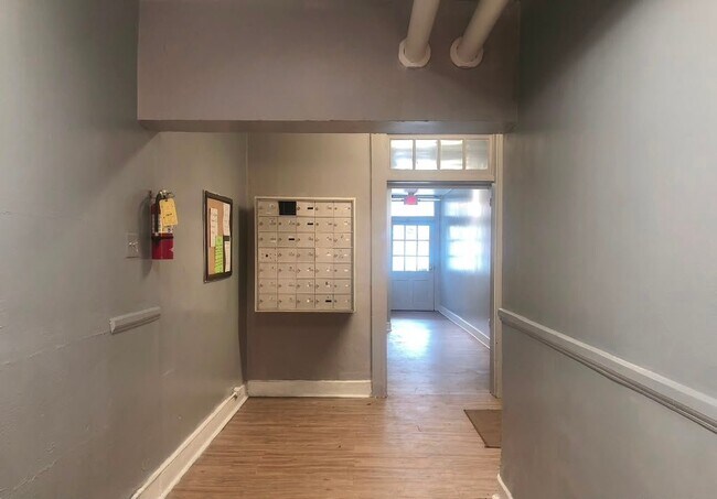 Building Photo - 602 Henry St