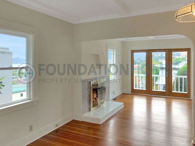 Building Photo - VIDEO Modern Home with Bay Views- Close to Town- FOUNDATION