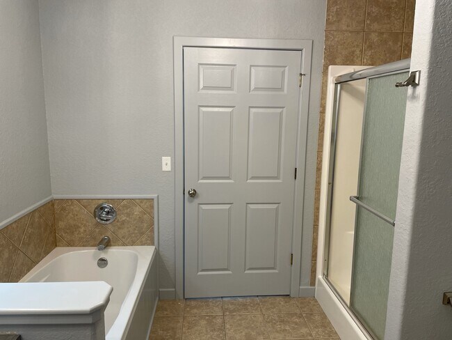 Building Photo - 9969 Glen Rd