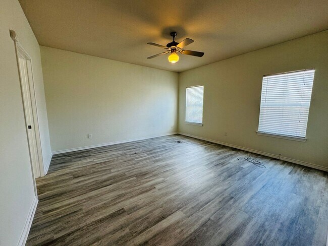 Building Photo - * MOVE IN SUMMER 2028 * 6 Bed 4 Bath Home, Short Walk to TCU, FREE Housekeeping