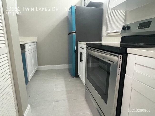 Building Photo - 10150 Twin Lakes Dr