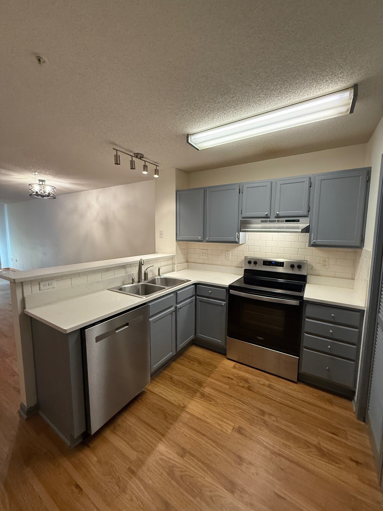 Kitchen all stainless - 2240 Ranchview Ln N