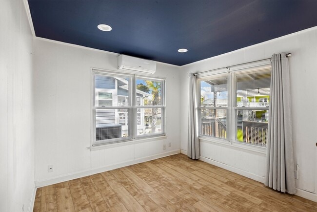 Building Photo - 370 Ling St