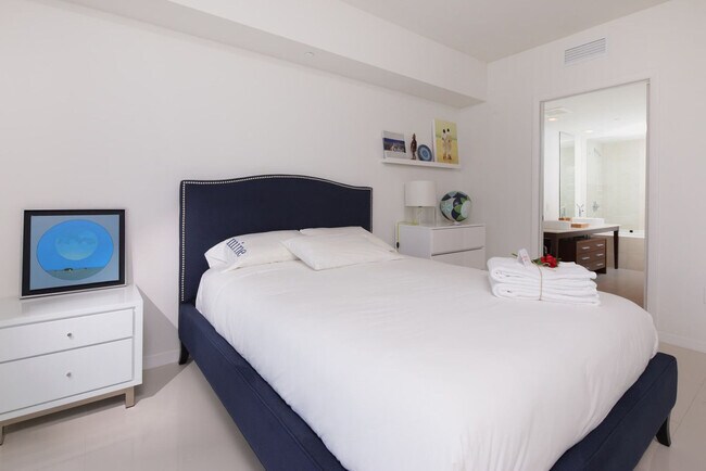 Building Photo - 485 Brickell Ave