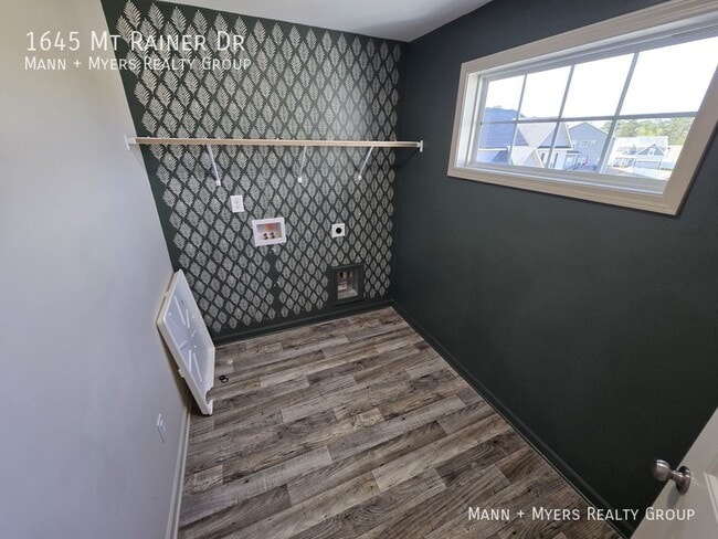 Building Photo - 1645 Mount Rainer Dr