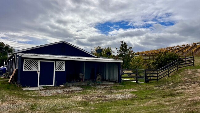 Building Photo - NEW TO THE MARKET Cozy 1 Bedroom 1 Bathroo...