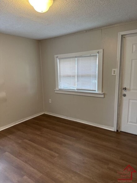 Building Photo - 4020 Kirkland Ave