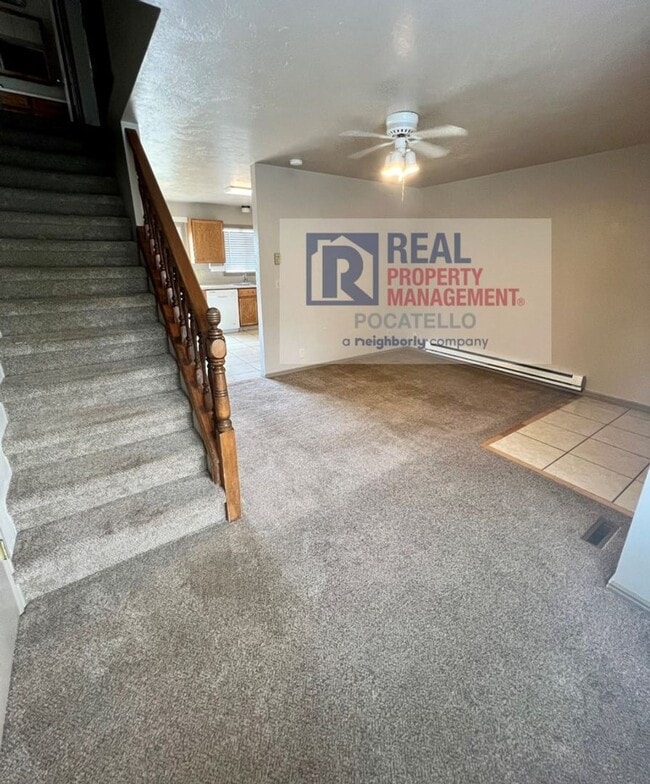 Building Photo - 3 bed 1.5 Bath Duplex - 1 Car Garage