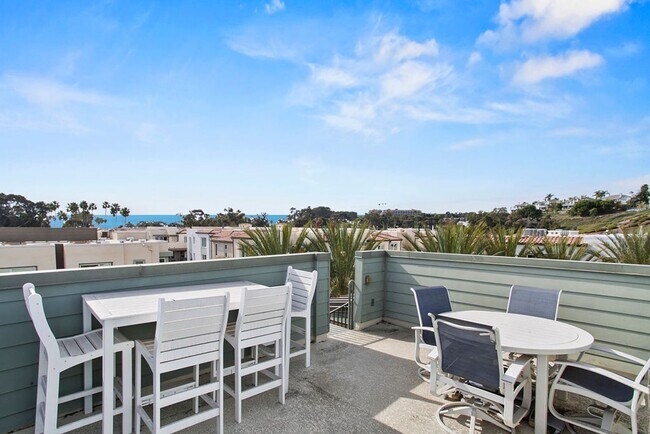 Building Photo - Luxurious Furnished Poolside Penthouse With Ocean Views!
