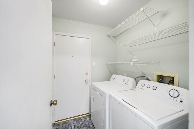 Building Photo - 17206 Park Lodge Dr