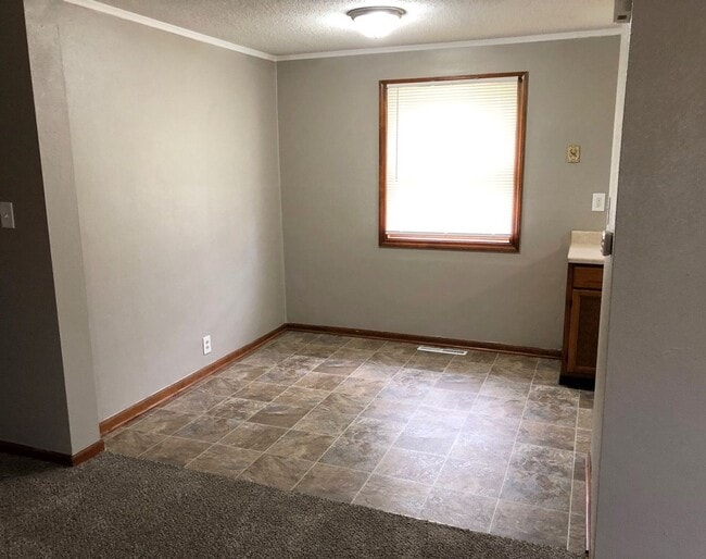 Building Photo - 2 Bed Ranch-Style House