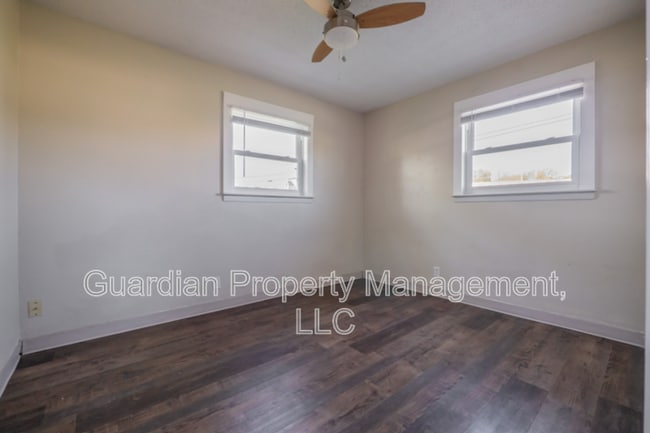 Building Photo - 518.5 W 8th St