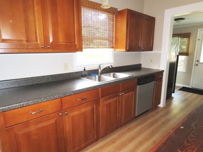 Building Photo - Charming 2 Bedroom, 2 Bath Home - Water & ...
