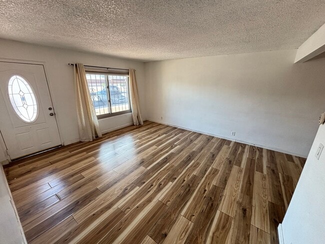 Building Photo - Delightful 1Bed/1Bath Ground-Level Condo!
