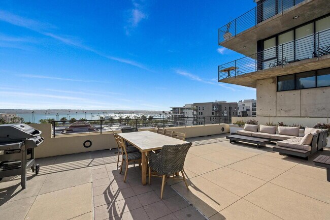 Building Photo - Chic Furnished Loft with Bay Views in the ...