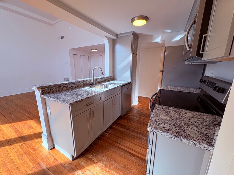 Building Photo - 1 E King St E