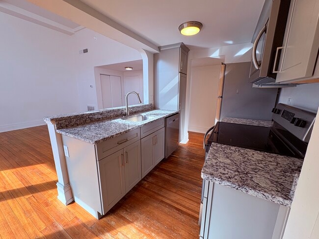 Building Photo - 1 E King St E