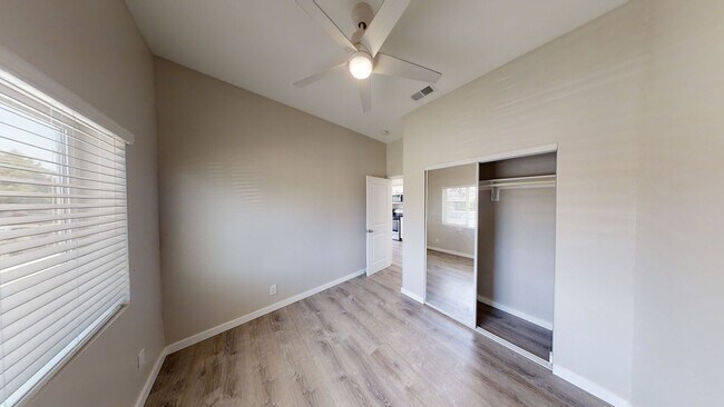 Building Photo - Renovated! 8BD/4BA with POOL!! (Lease Out ...
