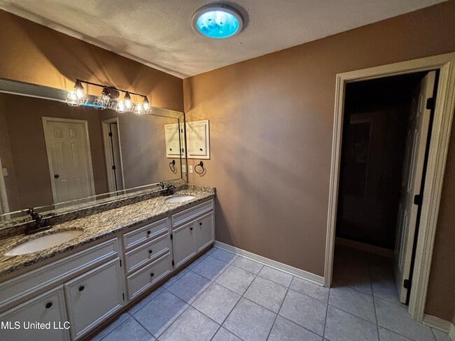 Building Photo - 232 Boxwood Cir