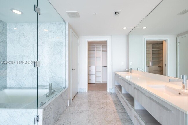 Building Photo - 3131 NE 7th Ave