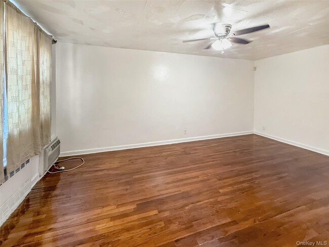 Building Photo - 1043 E 57th St