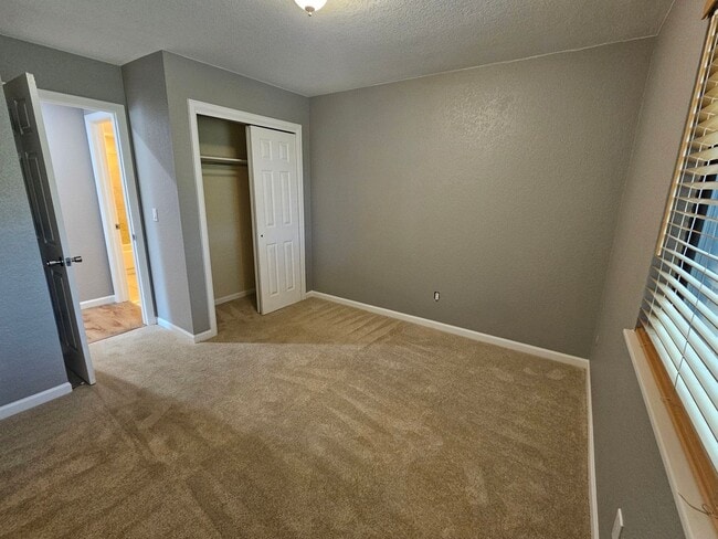 Building Photo - Gorgeous 2+ Bedroom 3 Bath Townhouse with ...