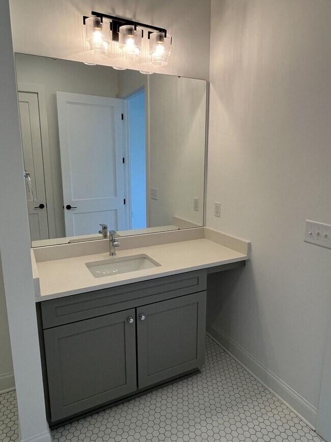 Building Photo - Brand New 2 Bed Condo in Cornelius