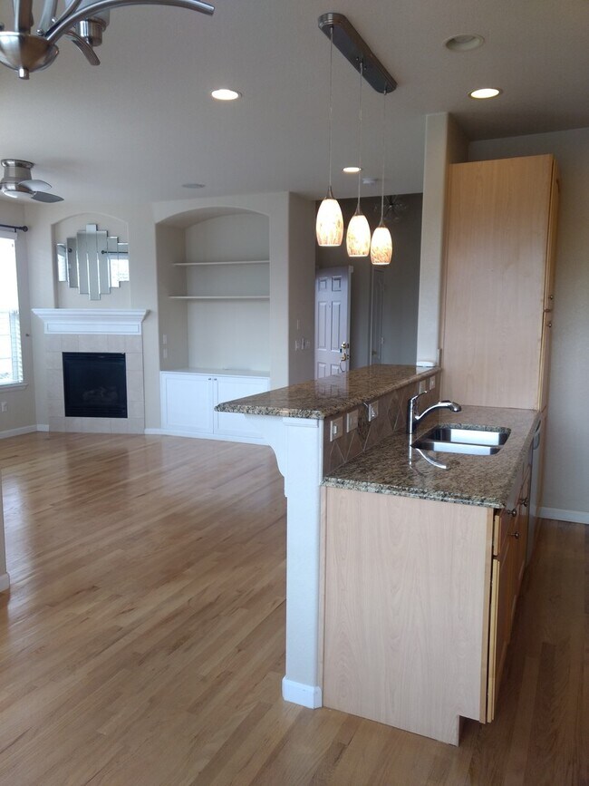 Building Photo - Magnificent and Spacious 2 bed/3 bath in G...
