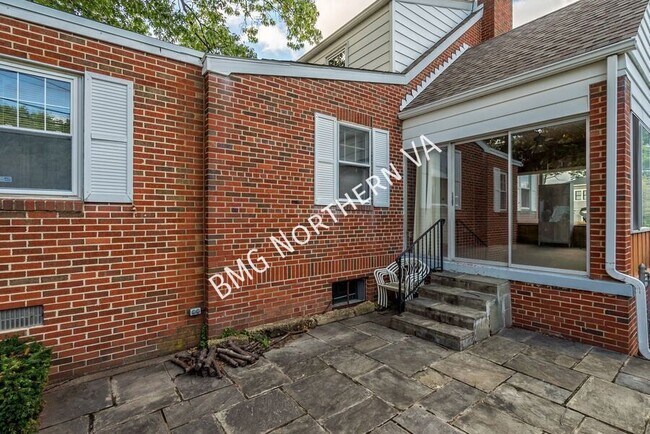 Building Photo - 2300 N Buchanan St