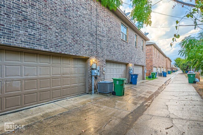 Building Photo - 1313 Lakecrest Ln