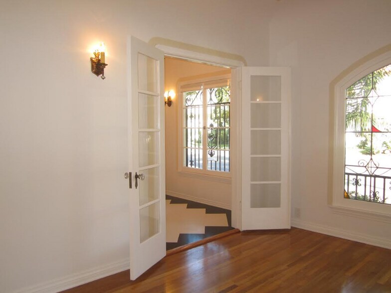 Building Photo - 325 Cochran Ave