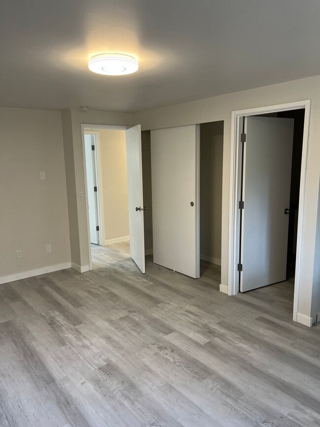 Building Photo - W55-56