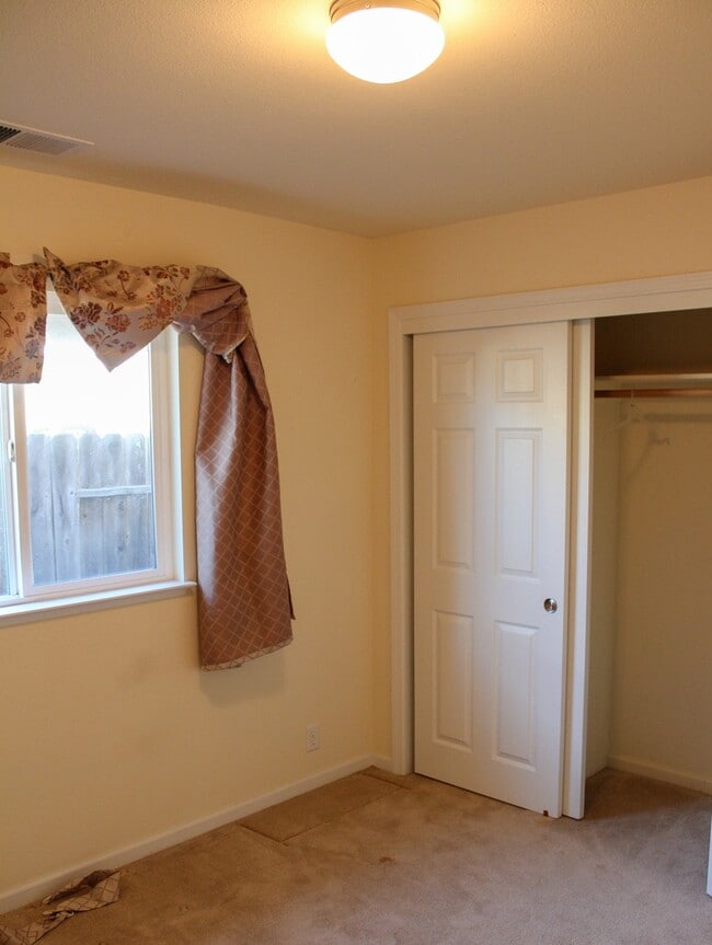 Building Photo - 3 Bedroom, 2 Bath With Appliances