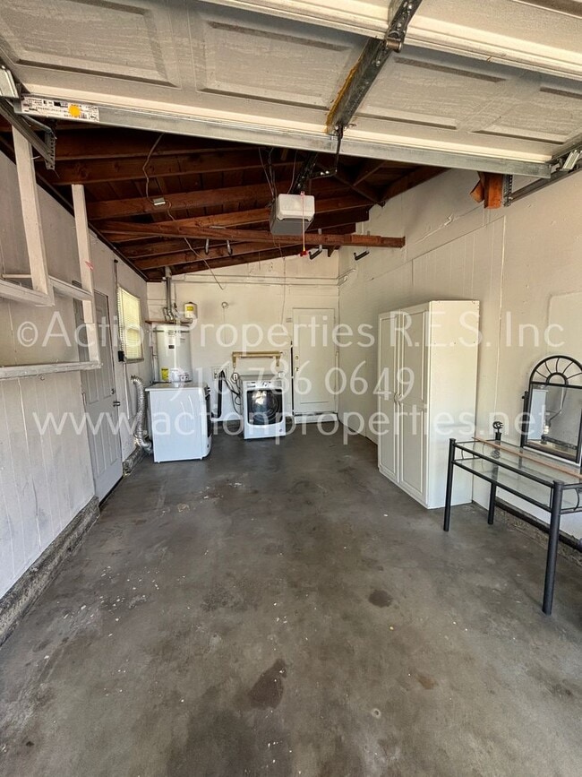 Building Photo - Close to Freeway, Shopping Single Story 2 Bedroom 1 Bath Large yard 1 Car Garage Drought Resistan...