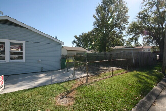 Building Photo - 2300 Rose Dr