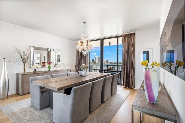 Building Photo - 1000 Venetian Way