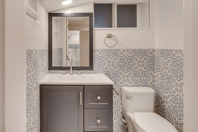 Building Photo - Charming 4 Bed, 2.5 Bath Brick Bungalow in...