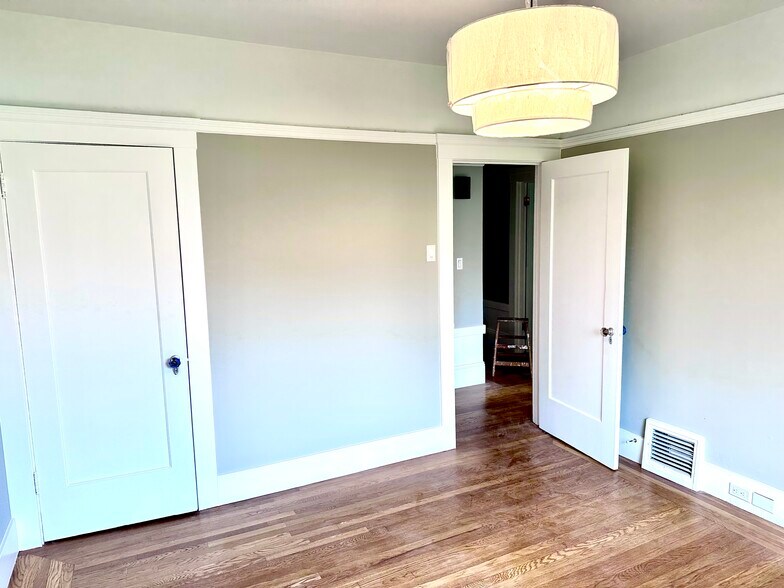 Master Bedroom with large walk in closet - 645 San Jose Ave