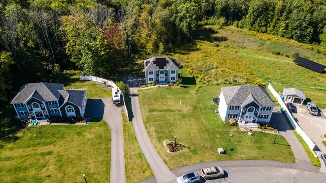 Building Photo - 22 White Pine Dr