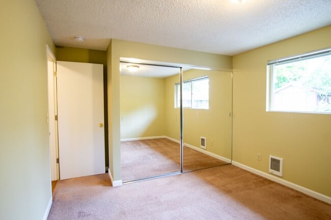 Building Photo - 3717 SE 35th Pl