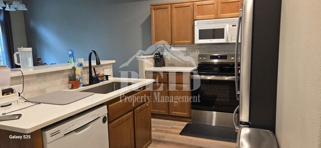 Building Photo - Central Valley Area - 2 Story Townhome 3Bed 2.5Bath