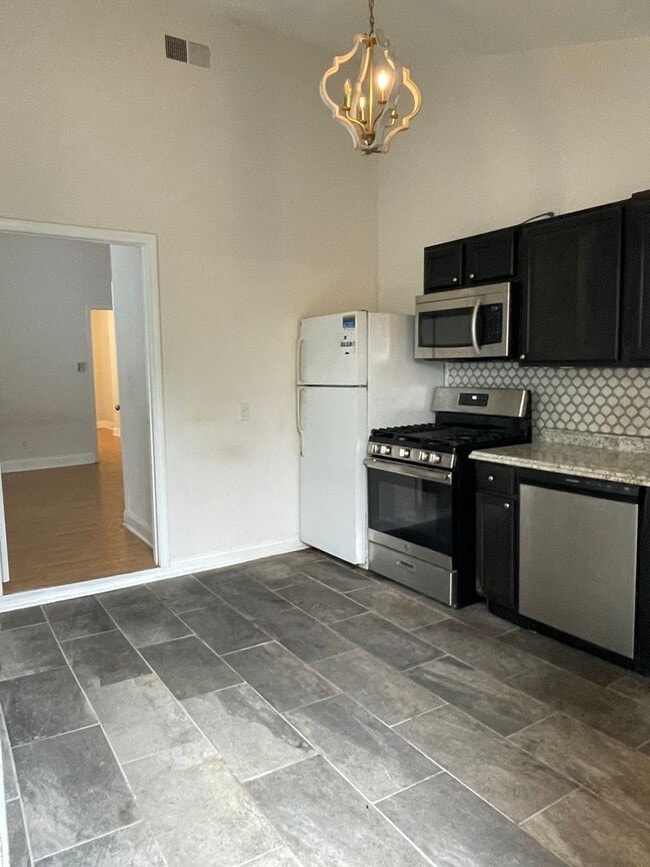 Building Photo - 2BD/1BA Shotgun in MidCity, with Backyard!