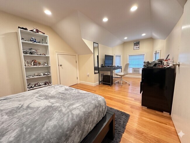 Building Photo - 50 Carleton St