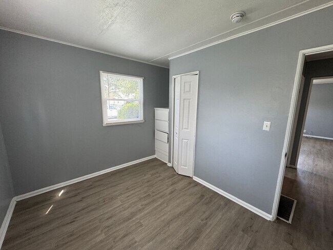 Building Photo - Eagledale 3 Bedroom 1 Bath